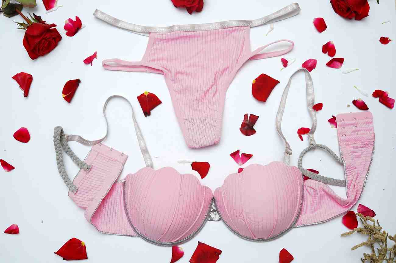 Feminique Lingerie set with shell-shaped cups