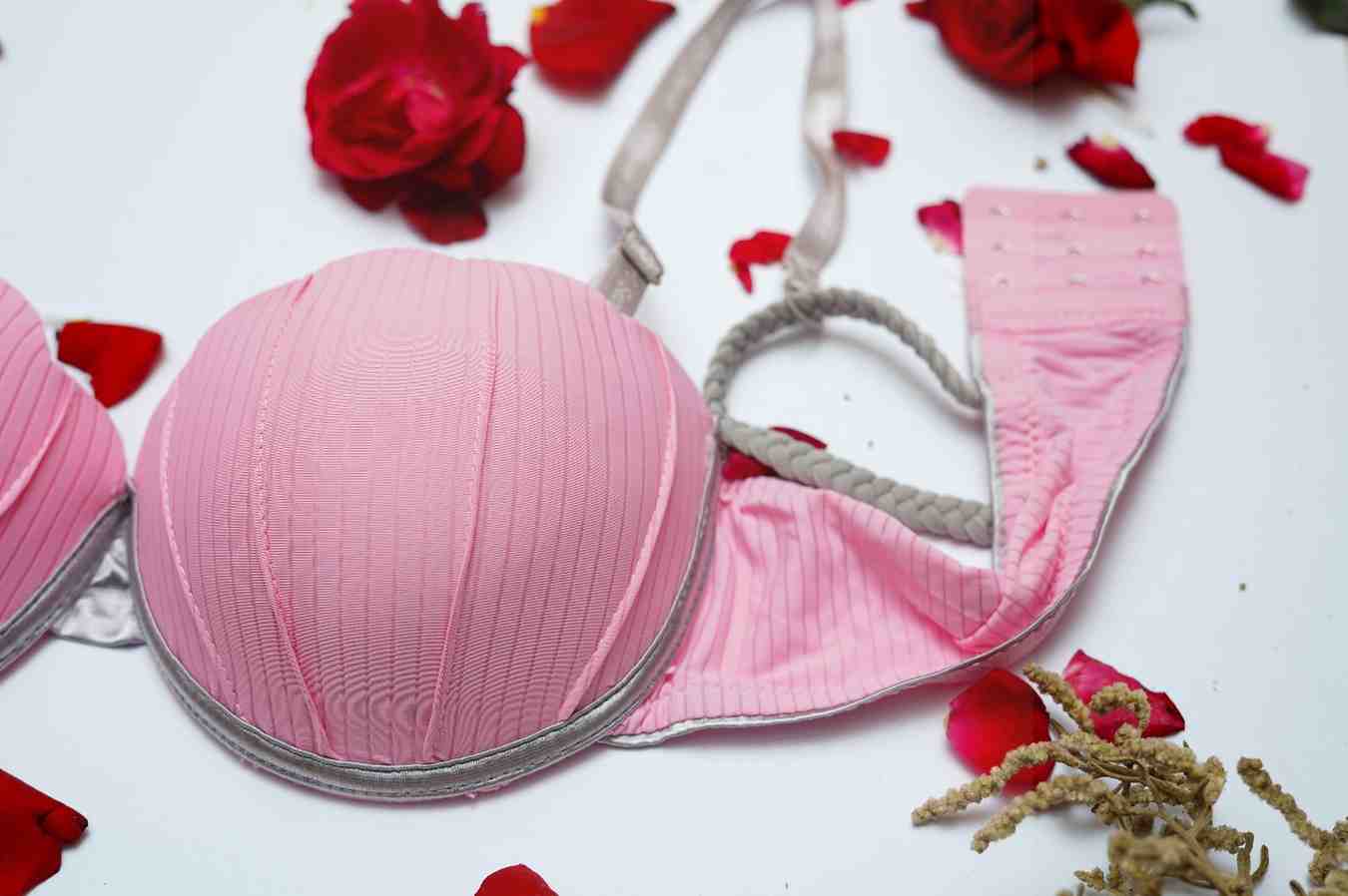 Feminique Lingerie set with shell-shaped cups