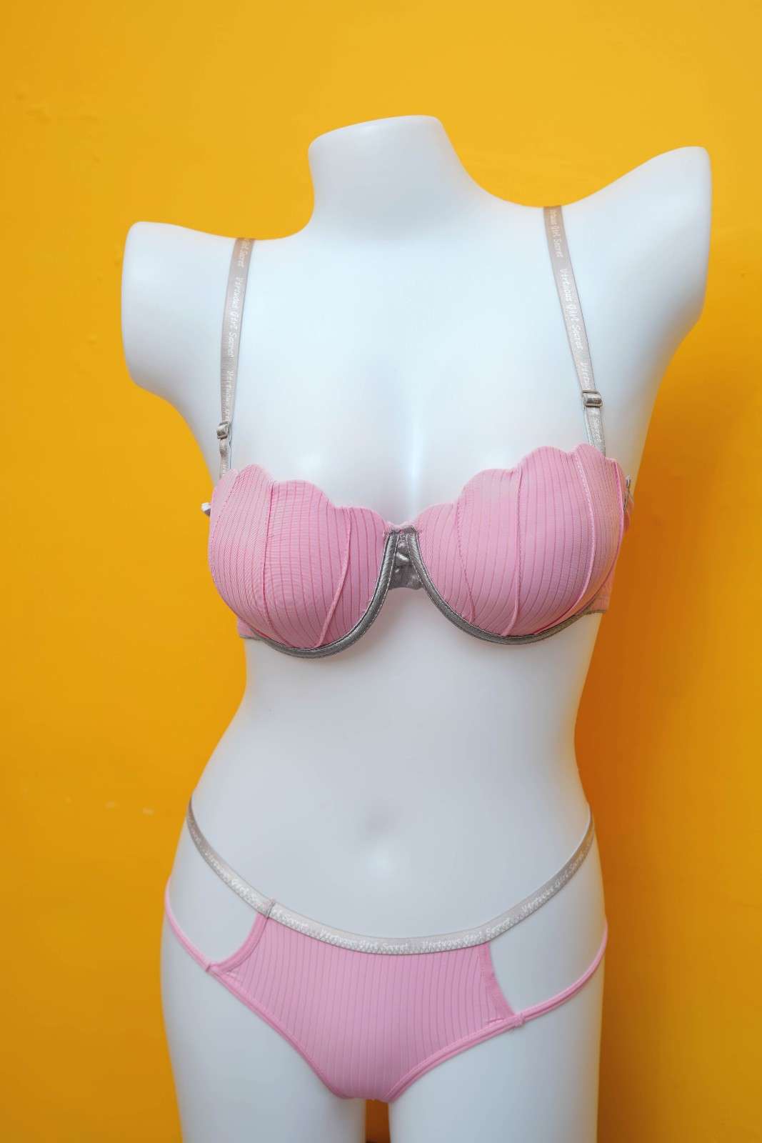 Feminique Lingerie set with shell-shaped cups