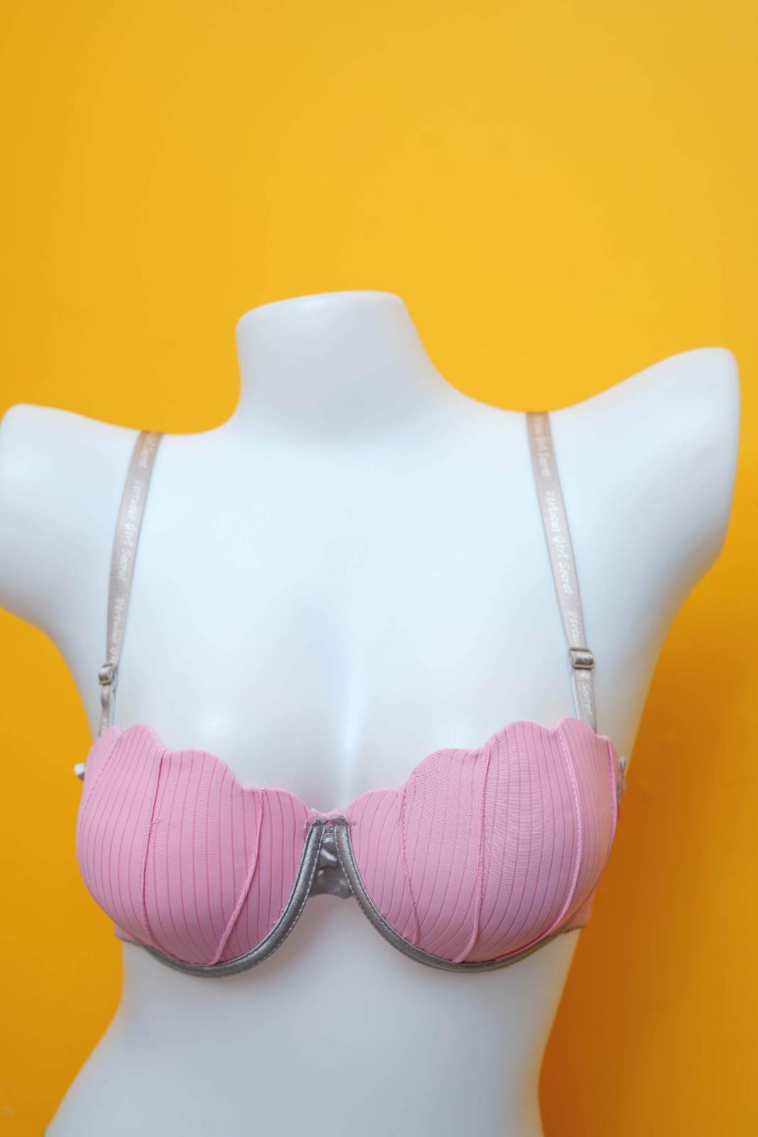 Feminique Lingerie set with shell-shaped cups