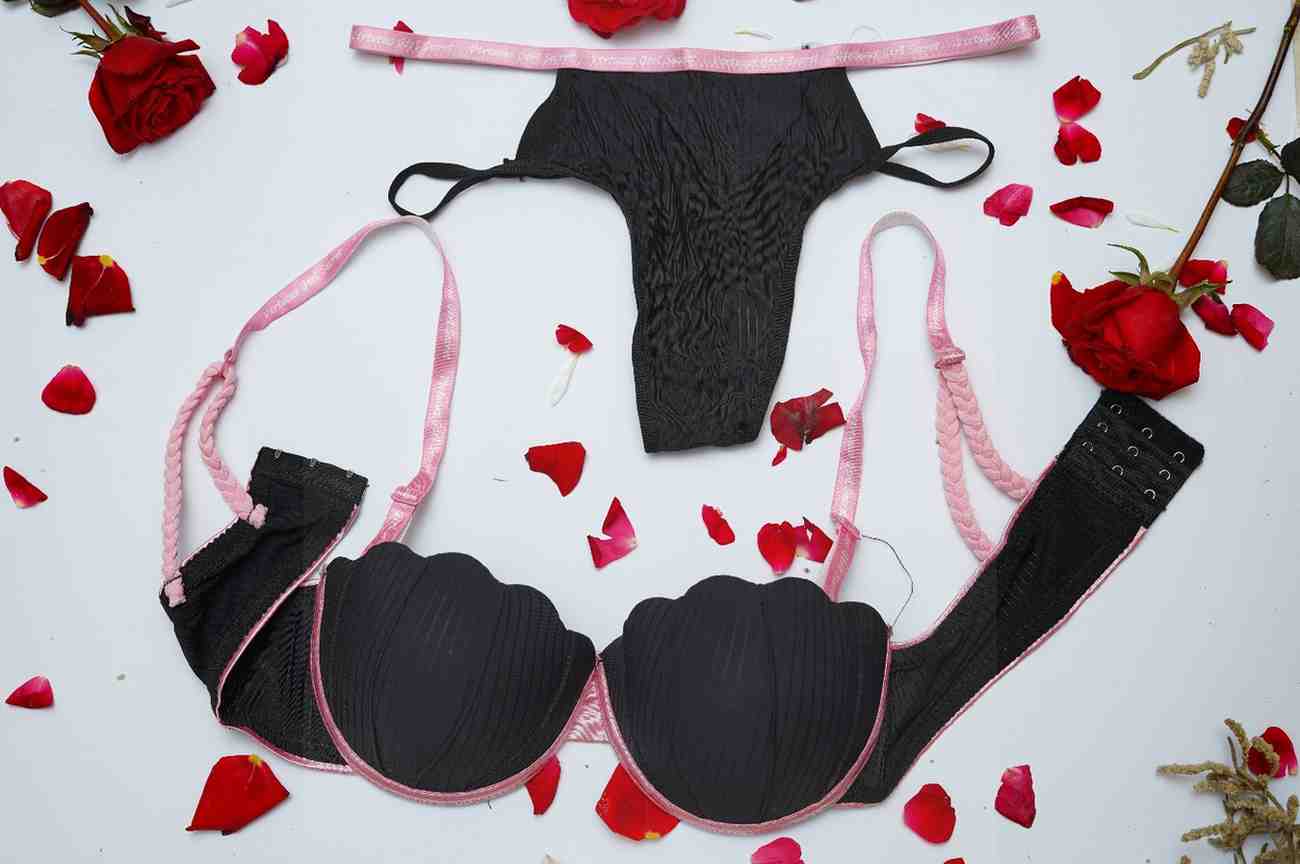 Feminique Lingerie set with shell-shaped cups
