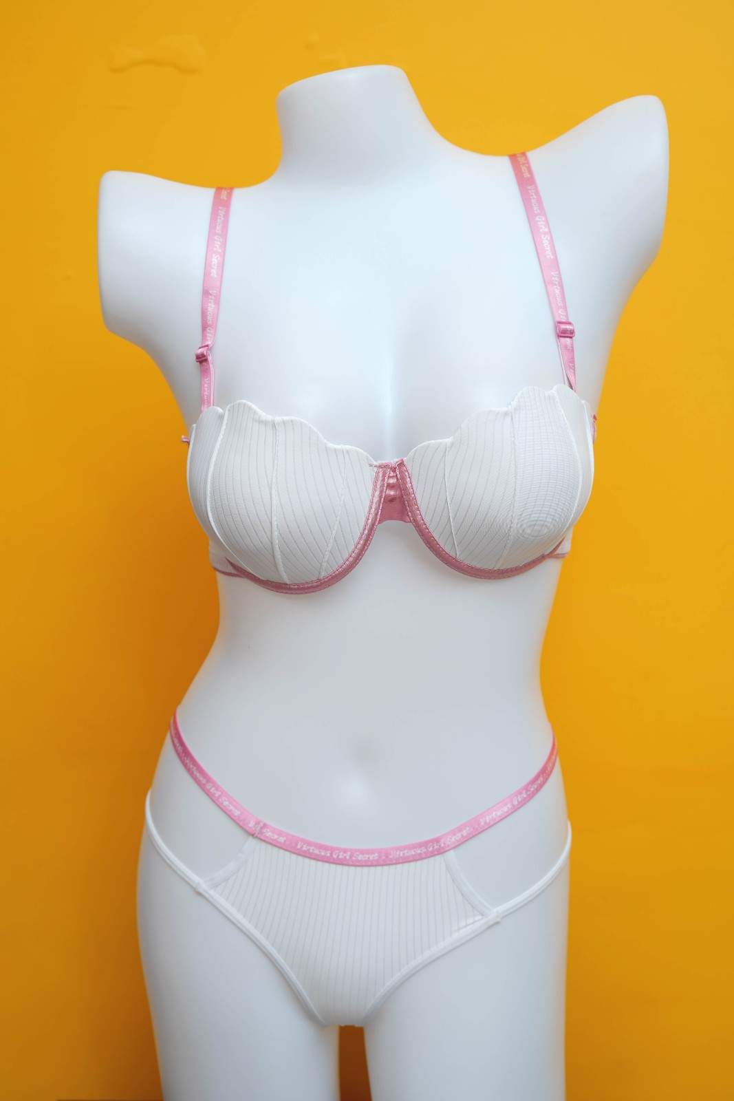 Feminique Lingerie set with shell-shaped cups