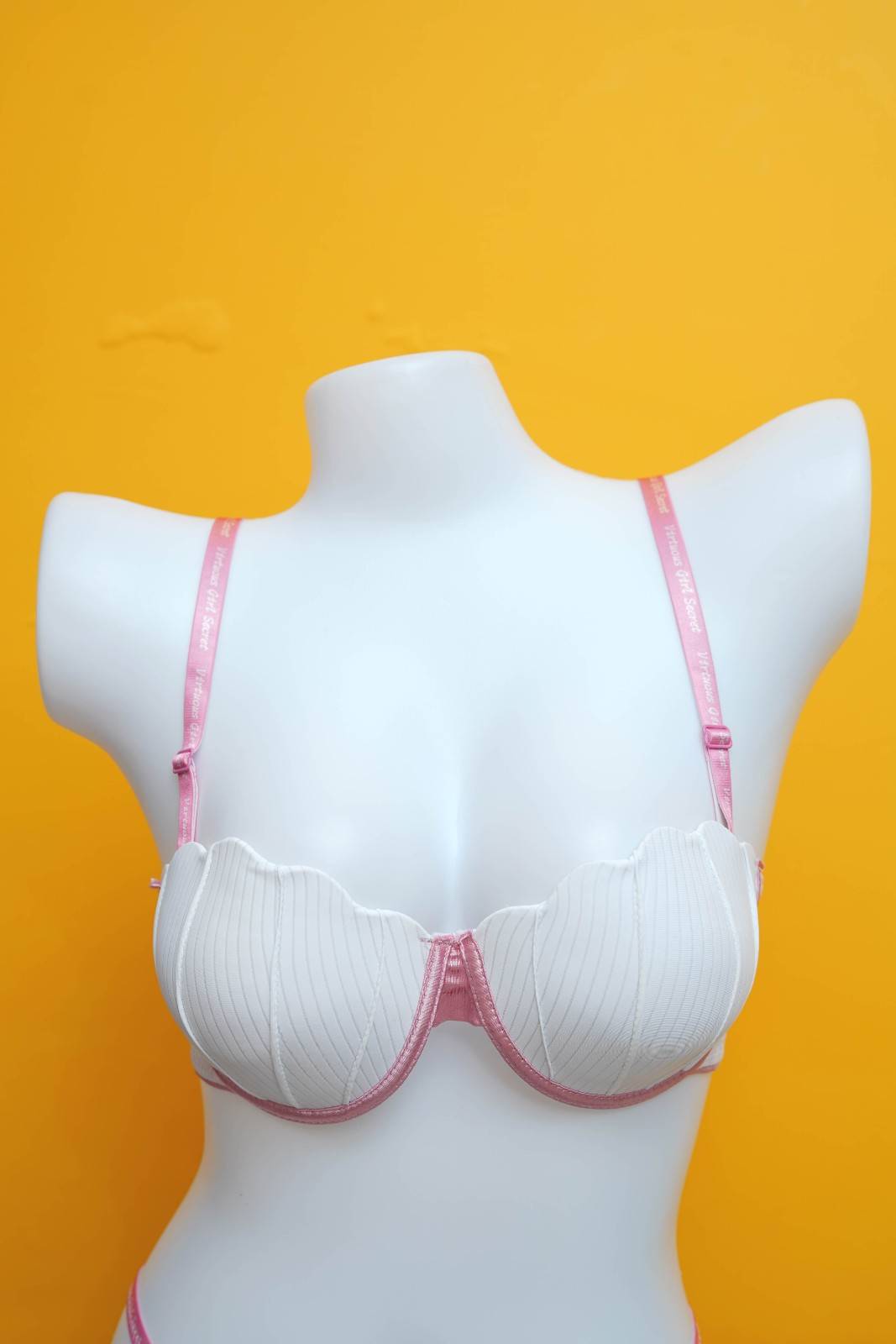 Feminique Lingerie set with shell-shaped cups