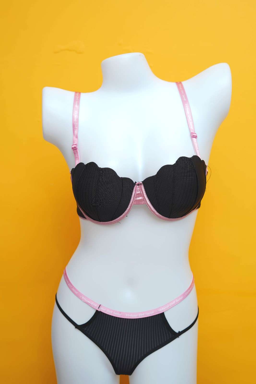 Feminique Lingerie set with shell-shaped cups