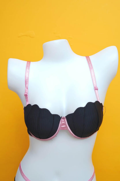 Feminique Lingerie set with shell-shaped cups
